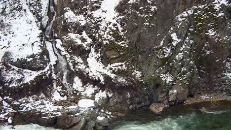 Wasserfall-Fließt-Im-Winter-Im-Boise-National-Forest-In-Idaho,-USA,-Ins-Tal