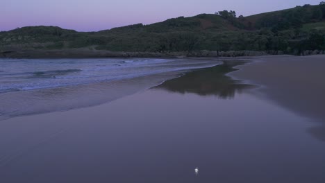 Wellen-Fließen-Auf-Einsamen-Sandstrand,-Sonnenuntergang,-Kantabrien,-Spanien