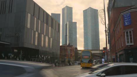 Vista-Del-Centro-De-La-Ciudad-De-Manchester-Con-Mucho-Tráfico-Y-Rascacielos-En-El-Fondo