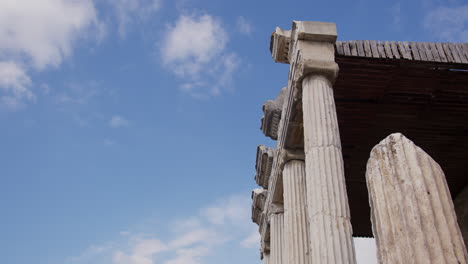 Blick-Hinauf-Zu-Den-Säulen-Der-Ionischen-Stoa-Im-Hellenistischen-Gymnasium-In-Milet