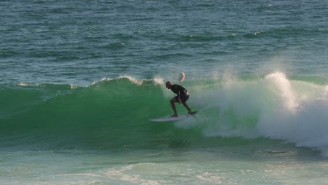 Surfista-Disfrutando-De-Las-Olas-En-Un-Día-Soleado,-Burleigh-Heads,-Gold-Coast,-Australia