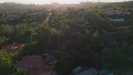 Luftdrohnenaufnahmen-Von-Friedlichen,-Mit-Bäumen-Bewachsenen-Vierteln-Versteckter-Hügel,-Calabasas-In-Kalifornien-Bei-Sonnenuntergang