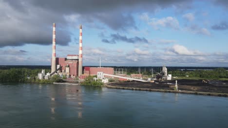 Kraftwerk-Trenton-Channel-Wegen-Umstellung-Auf-Erneuerbare-Energien-Geschlossen---Trenton,-Michigan,-USA,-Luftaufnahme