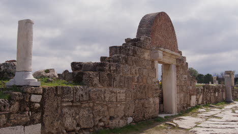 Un-Camino-Antiguo-Con-Muros-De-Piedra-De-Edificios-Y-Pilares-En-Laodicea