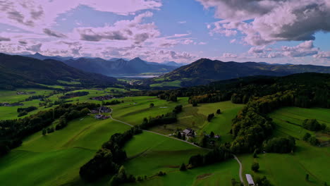 Alpine-Landschaftslandschaft-Mit-Grünen-Feldern,-Wolken-Und-Dörfern