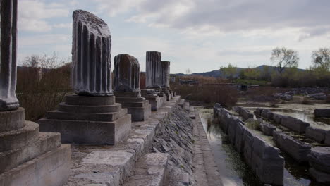 Antike-Säulen-Der-Ionischen-Stoa-Im-Hellenistischen-Gymnasium-In-Milet