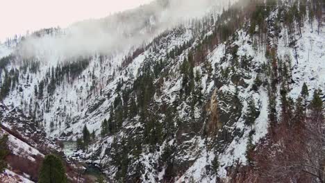 Schneebedeckte-Berghügel-Mit-Kiefern-Im-Boise-National-Forest-Im-Winter