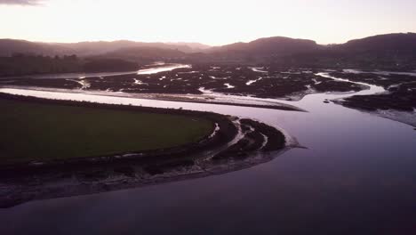 Ebbe,-Flussufer,-Feuchtgebiete-An-Der-Küste,-Wattkanäle-Bei-Sonnenuntergang,-Spanien,-Luftbild-4k