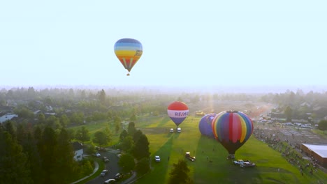 Heißluftballons-Starten-Zur-Veranstaltung-„Ballons-Over-Bend“.