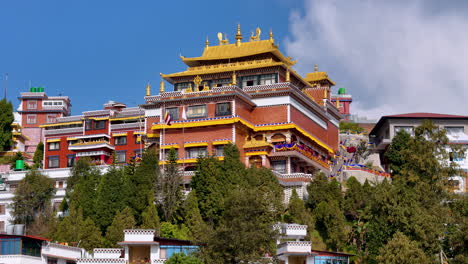 Dhulikhel-Nepal-Besteht-Aus-Einem-Buddhistischen-Tempel,-Dem-Kloster-Namobuddha,-Gebäuden-Und-Stupas-Der-Buddhistischen-Religion,-Lebendigen-Farben-Und-Einer-Friedlichen-Umgebung-In-4K