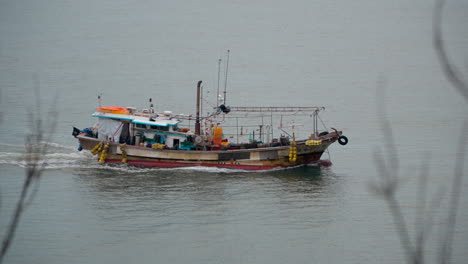 Barco-Pesquero-Coreano-Navegando-Por-El-Mar-Cerca-De-La-Isla-Sinsido-ri---Vista-De-ángulo-Alto