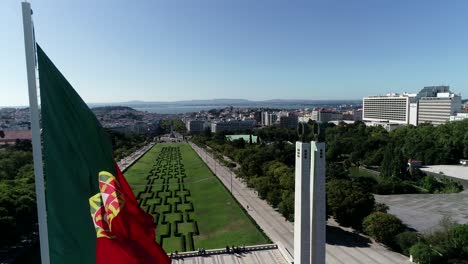 Riesige-Portugiesische-Flagge,-Die-Sich-In-Der-Portugiesischen-Hauptstadt-Windet