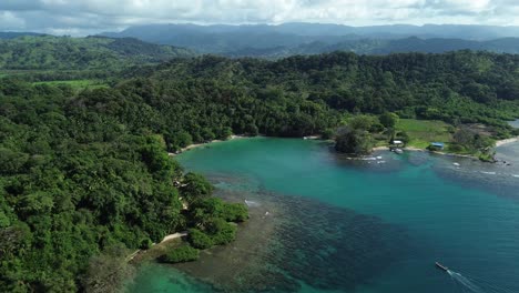 Vista-Aérea-De-Drones-Playa-Blanca,-Colon-Panamá,-Mar-Caribe