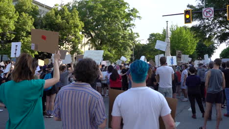 Eine-Vielfältige-Gruppe-Von-Demonstranten-Hält-Schilder-Auf-Der-Straße-Bei-Einer-Black-Lives-Matter-Kundgebung