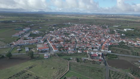 Añora,-Kleine-Stadt-Im-Pedroches-Tal,-Cordoba,-Spanien,-Bei-Tageslicht,-Luftaufnahme