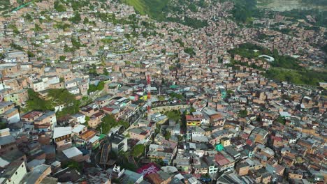 Casas-Residenciales-Abarrotadas-Y-Pobladas-En-Medellín,-Colombia,-Antena