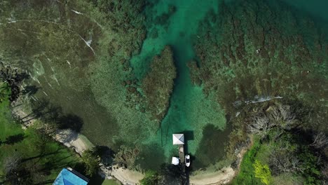 Luftaufnahme-Von-Oben-Auf-Türkisfarbenes,-Klares-Meerwasser-Mit-Korallenriff