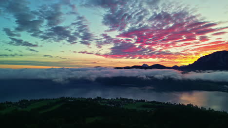 Bewölkter-Himmel-Mit-Sonnenuntergangsfarben-Am-Attersee,-Luftaufnahme