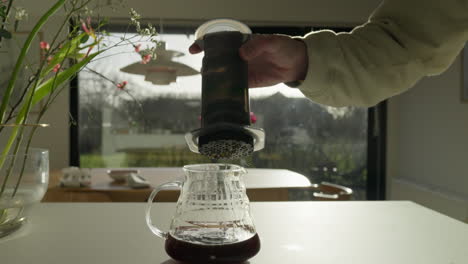 Gießen-Sie-Frischen-Kaffee-Durch-Eine-Glaspresse-Im-Morgenlicht