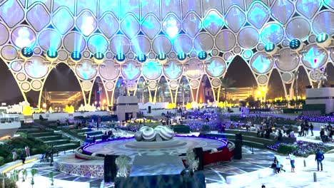 Menschen-Genießen-Ihre-Zeit-Im-Winterwunderland-Der-Expo-City-In-Dubai-Zur-Weihnachtszeit,-Vereinigte-Arabische-Emirate,-28.12.2023