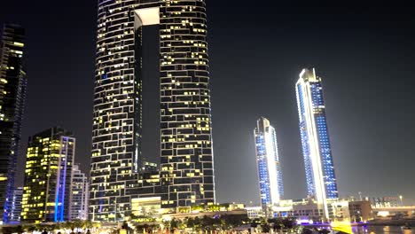 Una-Noche-Animada-En-La-Isla-Bluewaters,-Dubai,-Con-Gente-Disfrutando-Del-Ambiente-Vibrante-De-La-Nueva-Zona-Para-Caminar,-El-Centro-Comercial-Y-Los-Restaurantes.