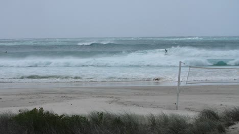 Waves-breaking-at-an-Australian-beach