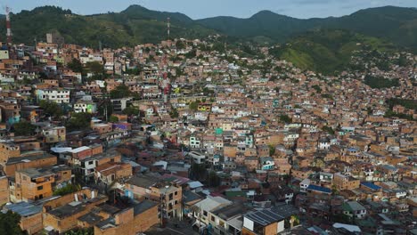 Pueblo-De-Barrios-Marginales-Del-Tercer-Mundo-En-Las-Montañas-De-Medellín,-Colombia,-Aéreo