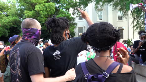 Black-Lives-Matter:-Eine-Gruppe-Verschiedener-Demonstranten-Versammelte-Sich-Und-Jubelte,-Um-Den-Sprecher-Am-Megaphon-Zu-Unterstützen