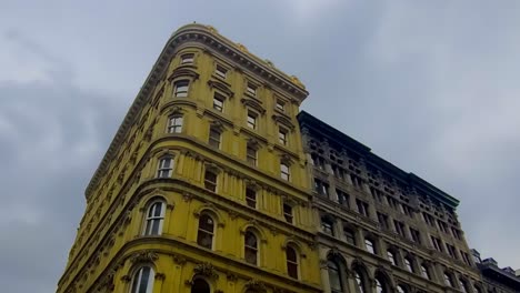 Blick-Aus-Der-Wurmperspektive-Auf-Ein-Altes-Hotel-Aus-Den-1870er-Jahren-Neben-Einem-Büroturm-Aus-Der-Mitte-Des-19.-Jahrhunderts-Mit-Halbmondförmigem-Fensterrahmen,-Nachbildung-Von-Mauerwerk,-Das-In-Gewöhnlichen-Gebäuden-In-Europa-Zu-Finden-Ist