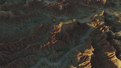 Wunderschöne-Tatacoa-Wüstenlandschaft-Bei-Sonnenuntergang-In-Kolumbien,-Luftaufnahme