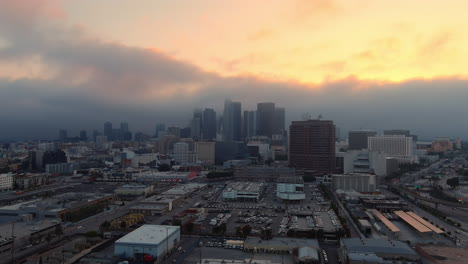 Skyline-Der-Innenstadt-Von-Los-Angeles-Bei-Einem-Nebligen-Sonnenuntergang-In-Kalifornien,-USA