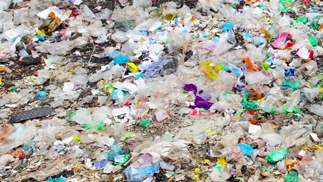 Müllcontainer-Plastikverschmutzung-Im-Kontaminierten-Stadtboden