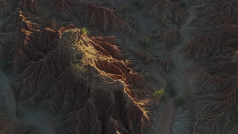 Atemberaubende-Landerosionsformationen-In-Der-Tatacoa-Wüste,-Kolumbien,-Luftaufnahme