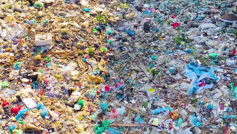 Gran-Problema-De-Contaminación-Plástica-En-Un-Río-Tóxico-De-Bangladesh