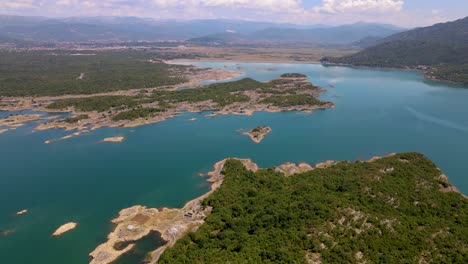 Aéreo,-Volando-Alrededor-Del-Lago-Slansko-Jezero,-Montenegro