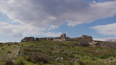 Ruinas-Antiguas-En-Un-Campo-En-Mileto