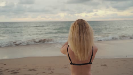 Schöne-Attraktive-Frau-Im-Schwarzen-Bikini-Hält-Das-Telefon-Vertikal-Und-Nimmt-Am-Strand-Bei-Sonnenuntergang-Ein-Video-Auf