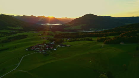Hermosa-Vista-Panorámica-De-La-Puesta-De-Sol-Más-Allá-Del-Paisaje-Montañoso-En-Austria