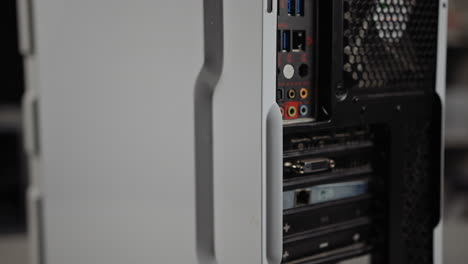 Output-Connectors-of-old-Gaming-PC