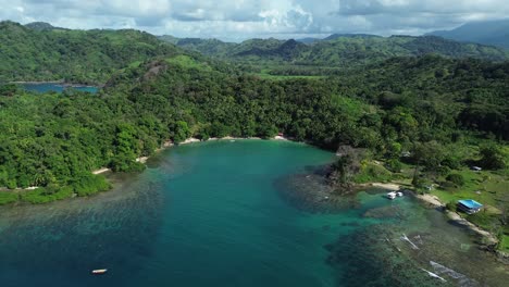 Atemberaubende-Luftaufnahme-Von-Colon-Panama,-Karibisches-Meer