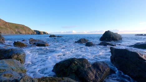 Zeitraffer,-Felsiger-Strand,-Einströmende-Gezeiten,-Blauer-Himmel-Und-Klippen,-Kupferküste,-Waterford,-Irland,-Schönheit-In-Der-Natur