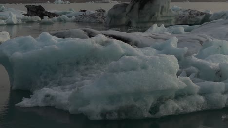 Wunderschöne-Eisberge,-Die-Im-Isländischen-See-An-Einem-Gletscher-Schwimmen,-Aus-Der-Luft