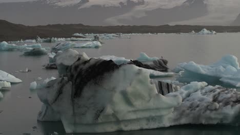 Iceberg-Negro-En-El-Lago-Glaciar-De-Islandia,-Vuelo-Aéreo