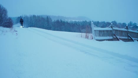 Mann-Räumt-Den-Weg-Mit-Schneefräse-Oder-Schneefräse-Frei-–-Weitwinkelaufnahme