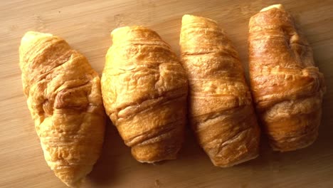 Croissant-Rotationshintergrund.-Food-Konzept