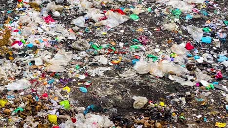 Tausende-Von-Plastikgegenständen-Bedecken-Einen-Verschmutzten-Boden-In-Indien