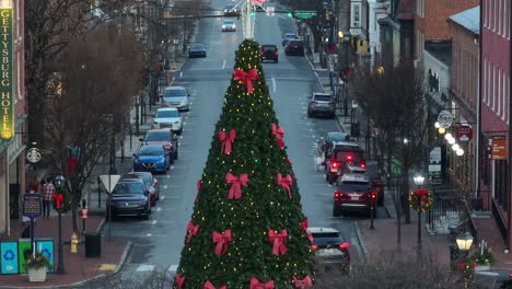 Decorated-Christmas-tree-on-roundabout-in-American-small-town-in-winter