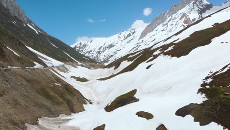 Caída-De-Nieve-En-El-Paso-De-Zjila-En-Ladakh,-India