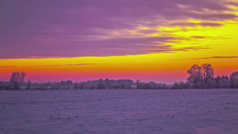 Zeitraffer-Von-Wolken-Am-Wunderschönen-Sonnenuntergangshimmelhorizont-Mit-Blick-Auf-Das-Schneefeld