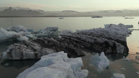 Paisaje-Islandés-Tranquilo-Y-Sereno-Con-Glaciares-Iceberg-Flotantes